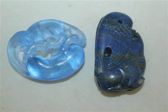 A Chinese lapis lazuli carving and a Chinese glass group, 5cm